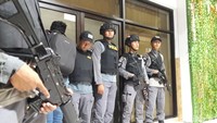 Begini pengamanan ketat saat Bupati Purbalingga Tasdi hendak dibawa naik kereta. Foto: Arbi Anugrah/detikcom