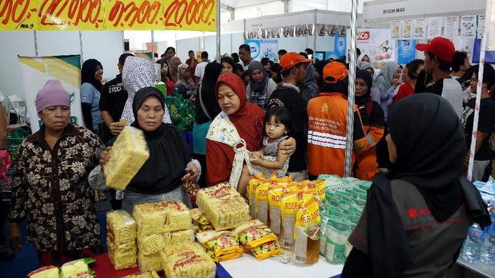 Kemendag menggelar Bazar Ramadan di lapangan parkir Kementerian Perdagangan, Senin (4/6). Bazar tersebut dipadati warga yang ingin membeli paket sembako murah.