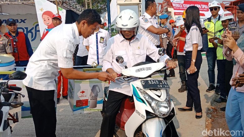 Menhub Cek Titik Penyedia BBM di Jalur Tol Fungsional Brebes Menhub Cek Titik Penyedia BBM di Jalur Tol Fungsional Brebes