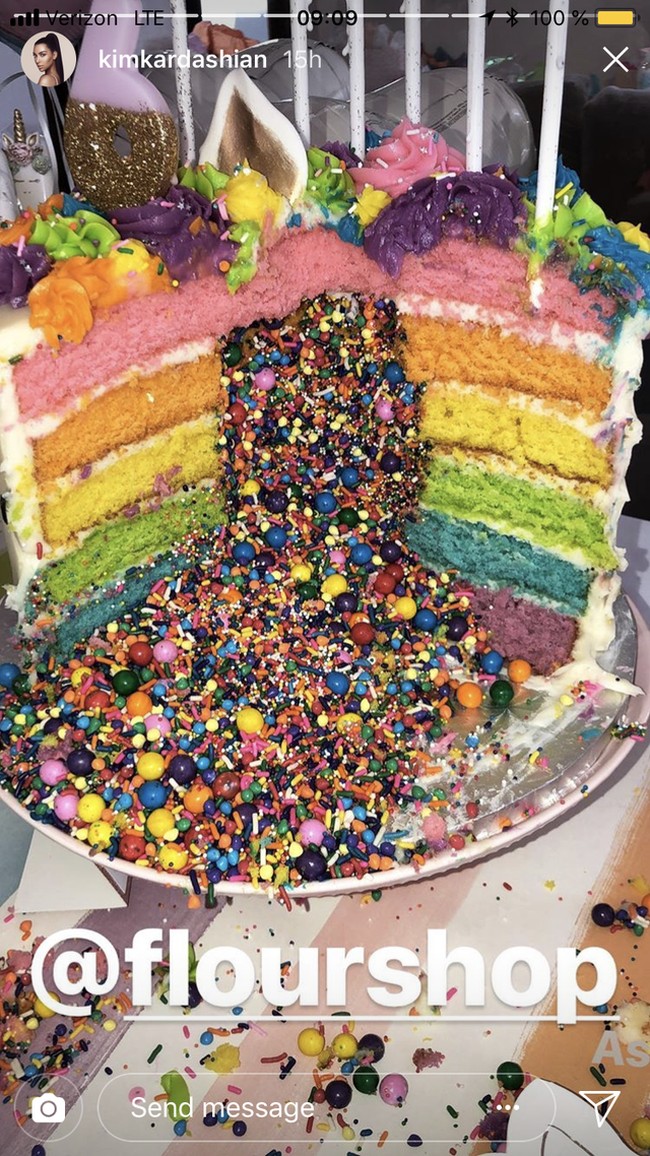 Di bagian dessert table, ada kue ulang tahun pelangi dengan bagian tengah permen warna-warni, juga camilan bentuk kuda unicorn sampai gulali. Foto: Dok. Instagram