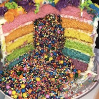 Di bagian dessert table, ada kue ulang tahun pelangi dengan bagian tengah permen warna-warni, juga camilan bentuk kuda unicorn sampai gulali. Foto: Dok. Instagram