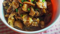 Kalau tidak suka paprika atau bawang bombay, bisa juga chicken teriyaki disajikan dengan taburan daun bawang yang harum seperti buatan @riiakartikasari. Foto: Instagram