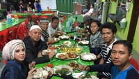Saat berada di Tarakan, Kalimantan Utara, pria berusia 44 tahun itu terlihat menyantap beragam sajian seafood bersama rekan kerjanya. Seafood Tarakan mantabsssssa..., tulisnya. Foto: Instagram opick_tomboati