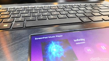 Mau multimedia bisa, produktivitas juga bisa, dengerin musik sambil lihat video sekaligus kerja bisa. Ini adalah produk untuk orang yang multitasking, ujarnya lagi. (Foto: detIkINET/Muhamad Reza Sulaiman)