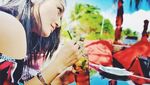 10 Pose Keren Siti Badriah, Si Syantik yang Suka Ngeliwet dan Ngopi