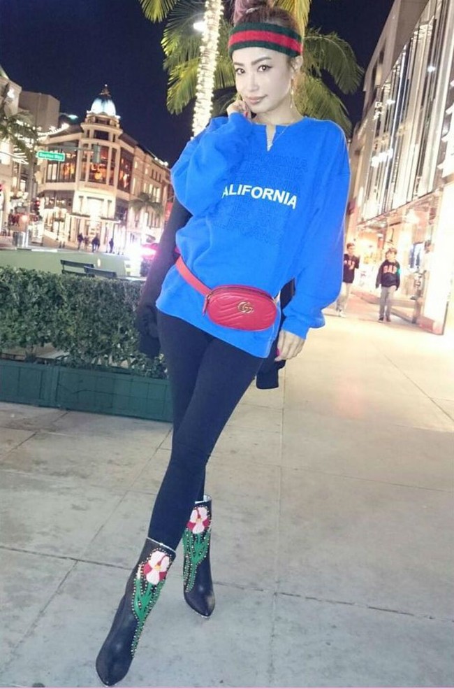 Ia tampil dengan belt bag yang Gucci yang saat ini tengah jadi tren fashion.  Foto: Instagram