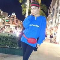 Ia tampil dengan belt bag yang Gucci yang saat ini tengah jadi tren fashion.  Foto: Instagram