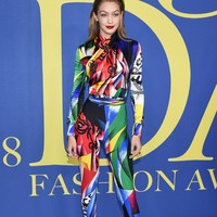 Gigi Hadid menghidupkan gaya tahun 80-an lewat bodysuit ketat Versace. Foto: Dok. Getty Images