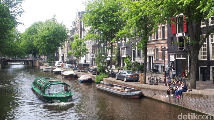 Naik Perahu di Kanal Amsterdam