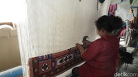 Ada juga etnis muslim Uyghur yang membuat karpet hand made. Karpet ukuran 6 m2 harganya 12.000 Yuan (Rp 26 juta). Mahal, tapi jadi buruan para kolektor (Fitraya/detikTravel)