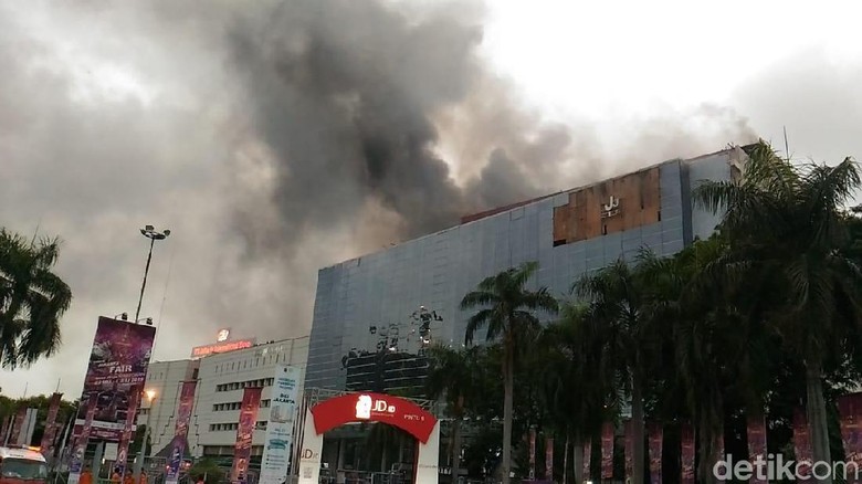 Cerita Petugas Evakuasi Korban Kebakaran Gedung di PRJ Cerita Petugas Evakuasi Korban Kebakaran Gedung di PRJ