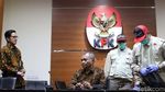 KPK Tunjukkan Barang Bukti Suap Bupati Purbalingga