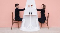 Keren! Bagian yang terkena sinar lampu terlihat berwarna putih. Namun dua gelas minuman bersodanya tetap berwarna cokelat. Foto: Instagram anniset