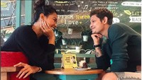  Bersantai dengan sang pacar. Mereka saling bertatapan dan ditengahnya terdapat sepotong kue cokelat yang kelihatannya enak. Foto: Instagram @bungajelitha66