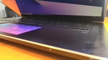 Dengan prosesor Intel Core i9 hexa-core generasi ke-8 yang dipadukan dengan kartu grafis NVIDIA GeForce GTX 1050 Ti dan penyimpanan PCIe x4 SSD sebesar 1TB, membuat performa Zenbook Pro 15 UX580 cocok untuk berbagai profesi.  (Foto: detIkINET/Muhamad Reza Sulaiman)