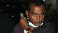 Tasdi turun dari mobil saat tiba di gedung KPK, Jakarta, Selasa (5/6/2018). Antara Foto/Reno Esnir.