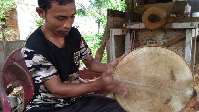 pembuat alat musik tradisional
