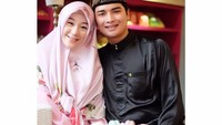 Di ulang tahun ke-21 sang istri, keduanya terlihat berfoto dengan cake. So sweet! Foto: Instagram @alvin_411