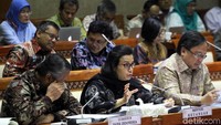 Raker hari ini adalah mendengarkan jawaban pemerintah dan Bank Indonesia (BI) atas pertanyaan-pertanyaan yang dilontarkan oleh beberapa anggota Komisi XI.