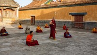 Foto: Tantangan tersendiri harus dihadapi oleh para biarawan tertua di biara. Mereka harus menghadapi kenyataan bahwa banyak biksu muda yang menyerah dan rindu akan kehidupan dunia luar. (Thomas Peter/Reuters)