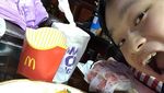 Menggemaskan! Gaya Azka Corbuzier Saat Minum Susu dan Melahap Mie Instan!