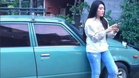 Bukan hanya berpose di samping SUV, ia juga terlihat berfoto di samping sedan jadul. Foto: Instagram/viavallen