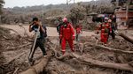 Potret Perjuangan Tim SAR Evakuasi Korban Erupsi Gunung Fuego