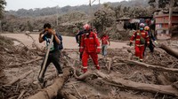 Tim penyelamat harus melintasi jalanan yang tertutup material vulkanik Gunung Fuego. Reuters/Luis Echeverria.