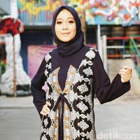 Wardrobe: HIJUP, Meccanism. Scarf: HIJUP. Fotografer: Niko W/detikcom. Makeup Artist: Mirabella Cosmetics. Lokasi: Gedung Trans TV, Tendean Jakarta. Stylist: Silmia Putri. Model: Tia Sahfira. [Finalis Hijab Hunt 2018]