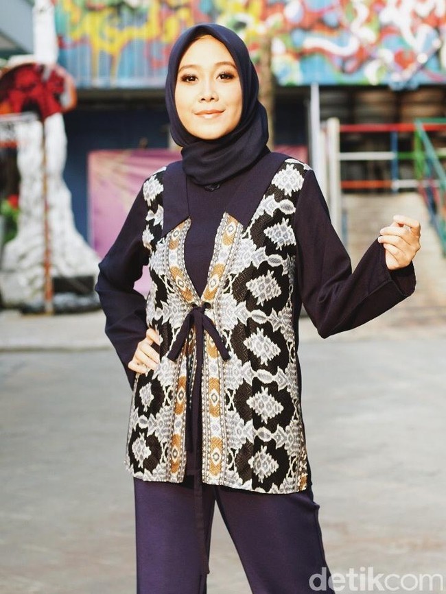 Wardrobe: HIJUP, Meccanism. Scarf: HIJUP. Fotografer: Niko W/detikcom. Makeup Artist: Mirabella Cosmetics. Lokasi: Gedung Trans TV, Tendean Jakarta. Stylist: Silmia Putri. Model: Tia Sahfira. [Finalis Hijab Hunt 2018]