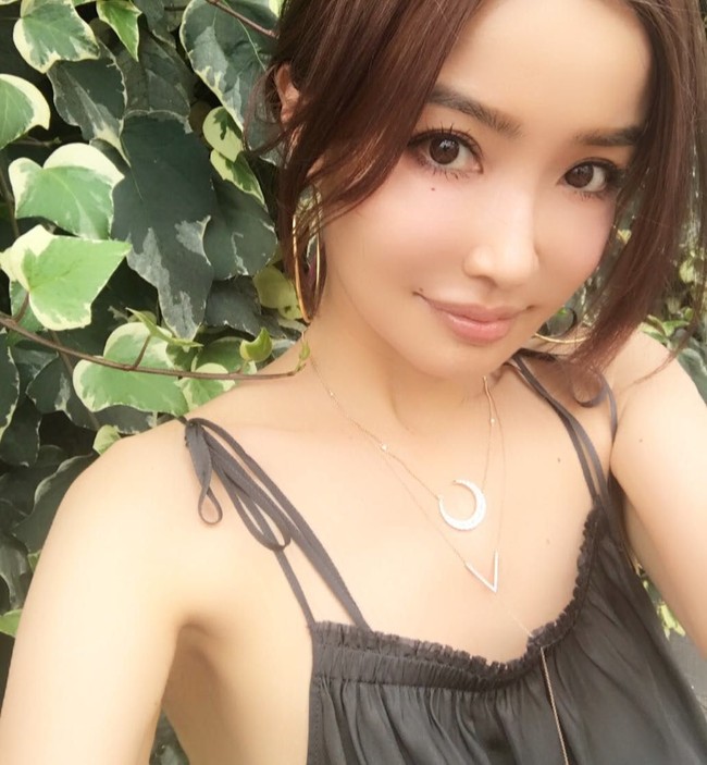 Tak jarang Risa digoda pria muda yang ingin berkencan dengannya.  Foto: Instagram