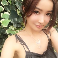 Tak jarang Risa digoda pria muda yang ingin berkencan dengannya.  Foto: Instagram