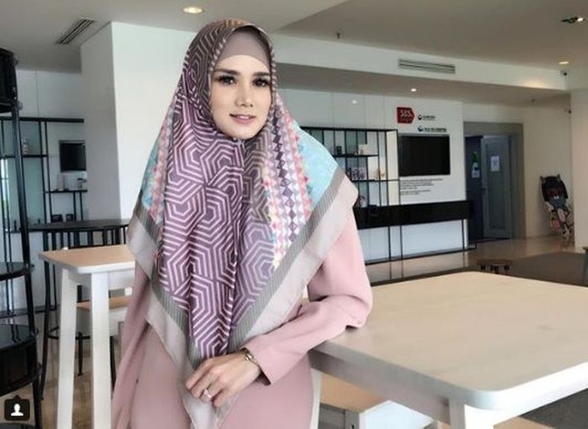 PMeski belum lama berhijab, Mulan tampak punya ciri khas gaya hijab tersendiri. Tak heran, jika istri Ahmad Dhani ini pun rutin di-endorse oleh beragam merek busana muslim. Foto: Dok. Instagram/mulanjameela1