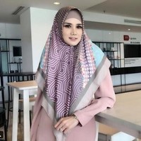 PMeski belum lama berhijab, Mulan tampak punya ciri khas gaya hijab tersendiri. Tak heran, jika istri Ahmad Dhani ini pun rutin di-endorse oleh beragam merek busana muslim. Foto: Dok. Instagram/mulanjameela1