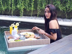 10 Pose Keren Siti Badriah, Si Syantik yang Suka Ngeliwet dan Ngopi