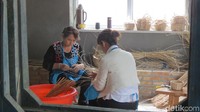 Yangqi adalah 1 dari 4 kota penting di Jalur Sutra pada masa Dinasti Tang. Sampai sekarang warga membuat kerajinan ranting pohon willow, yang mirip rotan (Fitraya/detikTravel)