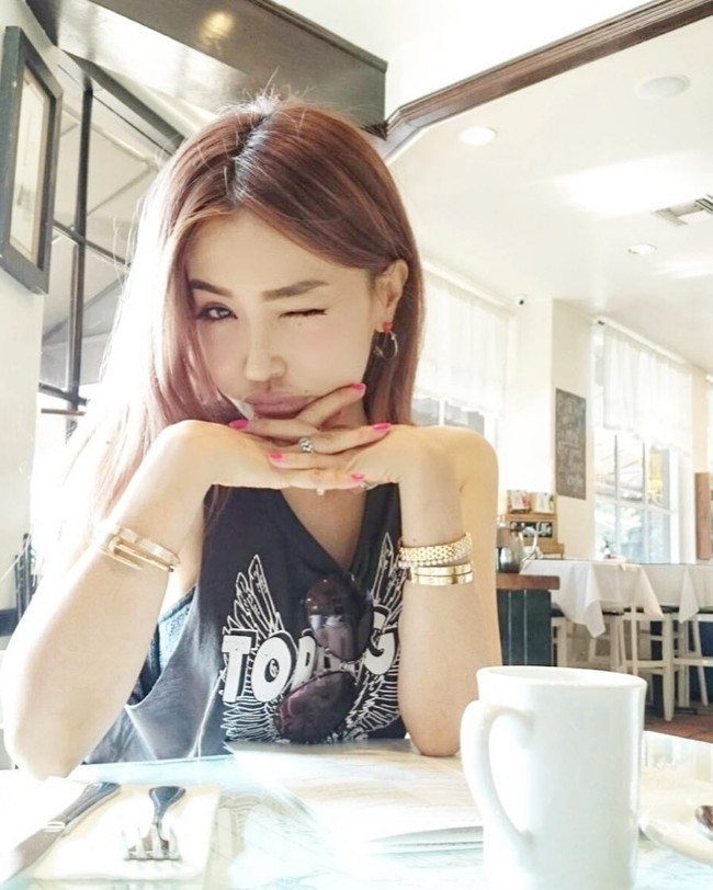 Untuk menjaga penampilannya tetap awet muda, Risa menjalani hidup sehat. Ia kerap kali menunjukkan makanan sehat yang ia masak sendiri. Ia pun memilih menggunakan makeup dan perawatan kulit organik. Foto: Instagram