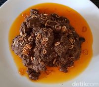 Begini Kesibukan Mbak Tutut Masak Rendang Buntut untuk Menu Sahur
