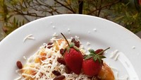 Kombinasi keju cheddar parut, kismis dan buah strawberry segar bisa jadi topping pisang bakar mantap. Seperti hidangan spesial racikan @irmaasetyawan. Foto: Instagram