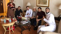Bersama dengan Teuku Wisnu, Fatih Seferagic hingga Felix Siauw sedang berkumpul bersama. Terlihat di mejanya ada beberapa kotak kue sebagai camilannya. Foto: Instagram @alvin_411