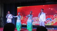 Di akhir kunjungan, wisatawan menuju restoran di dalam area taman. Kami menikmati hidangan sambil diisi oleh hiburan lagu dan tarian tradisional dari etnis muslim Hui dan muslim Uyghur (Fitraya/detikTravel)