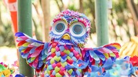 Salah satu hasil karya Dambo dari sampah plastik yang dibentuk seperti burung hantu yang dipamerkan di hutan masa depan di kota Meksiko. Istimewa/Boredpanda.