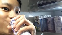 Baru saja ulang tahun ke-12, anak pasangan Deddy Corbuzier dan Kalina Oktarani ini ternyata ketagihan susu putih. Lihat tuh stok susu putih di kulkasnya, banyak ya? Foto: Instagram: @azkacorbuzier