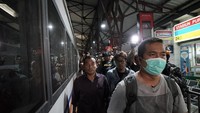 Tasdi ditangkap bersama kepala unit layanan pengadaan (ULP) Purbalingga, satu orang pihak swasta, dan ajudan bupati. Di Jakarta, tim KPK juga menangkap dua orang dari pihak swasta. Setelah terjaring OTT Tasdi langsung diboyong ke Jakarta menggunakan kereta untuk diperiksa oleh petugas KPK. Antara Foto/Idhad Zakaria.
