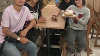 Sang mamah sedang berulang tahun. Syamsir Alam pun memberikan hadiah berupa kue ulang tahun yang enak dan jadi kesukaan mamahnya. Foto: Instagram @syamsir11alam