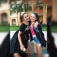 Anna Dinoto dan Maya Ilana bukan dua orang sahabat atau adik-kakak. Mereka adalah pasangan ibu dan anak. Anna diketahui berusia 15 tahun dan ibunya berumur 30 tahunan. Foto: Twitter/Instagram