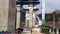 Sementara itu, Tim Teknik Waskita seksi 4.1,4.2 dan 4.3, Harsana mengatakan, pada hari ini sedang memasang beberapa fasilitas seperti penerangan dan menyiapkan Rest Area sementara.