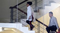Miryam menuju ruang pemeriksaan di lantai 2.