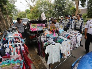Aparat Usir Mobil Toko yang Mangkal di Zona Merah Bandung