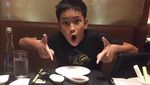Menggemaskan! Gaya Azka Corbuzier Saat Minum Susu dan Melahap Mie Instan!